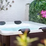 Romantisches Weinkellerhaeuschen Mit Whirlpool