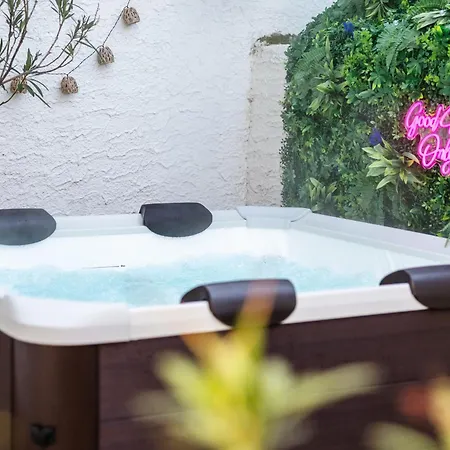 Romantisches Weinkellerhaeuschen Mit Whirlpool