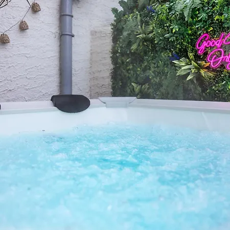 Prázdninový dům Romantisches Weinkellerhaeuschen Mit Whirlpool Kremže